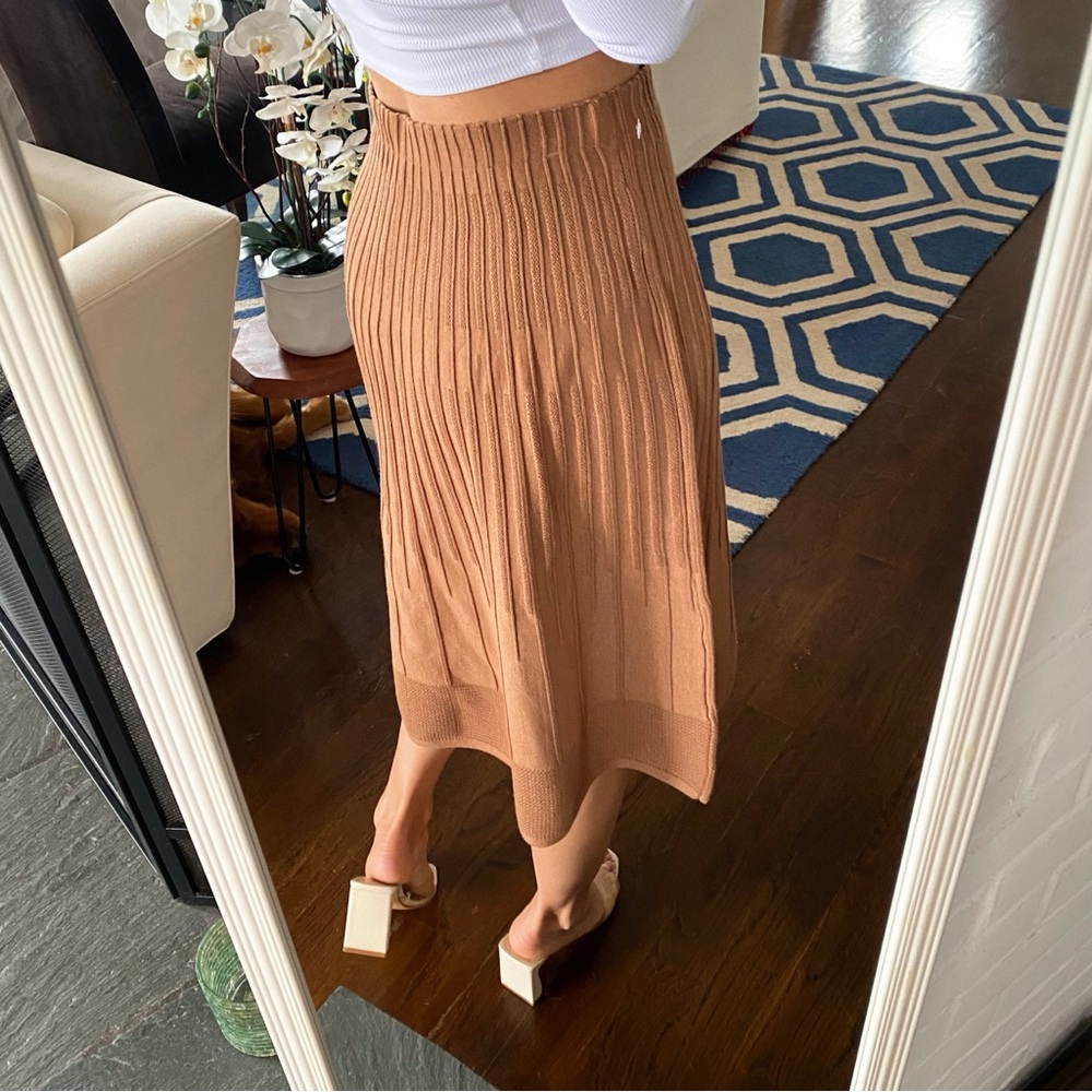 MILANO Elegant Camel Knit Pleated Skirt! 🍂 - Picture 4 of 14